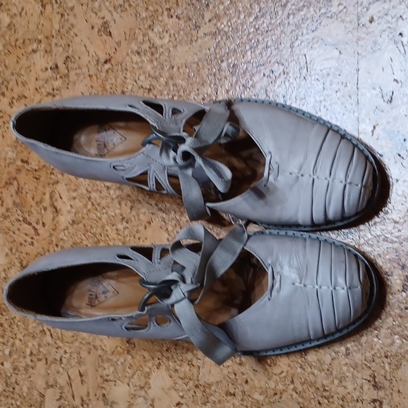 John Fluevog Callas Beige Leather Pump With Ribbon Ties Size